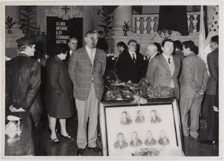 Gattatico-Reggio Emilia, 27-30 marzo 1970, Funerali di Alcide Cervi, camera ardente di Alcide nella Sala del Tricolore di Reggio Emilia, picchetto d'onore